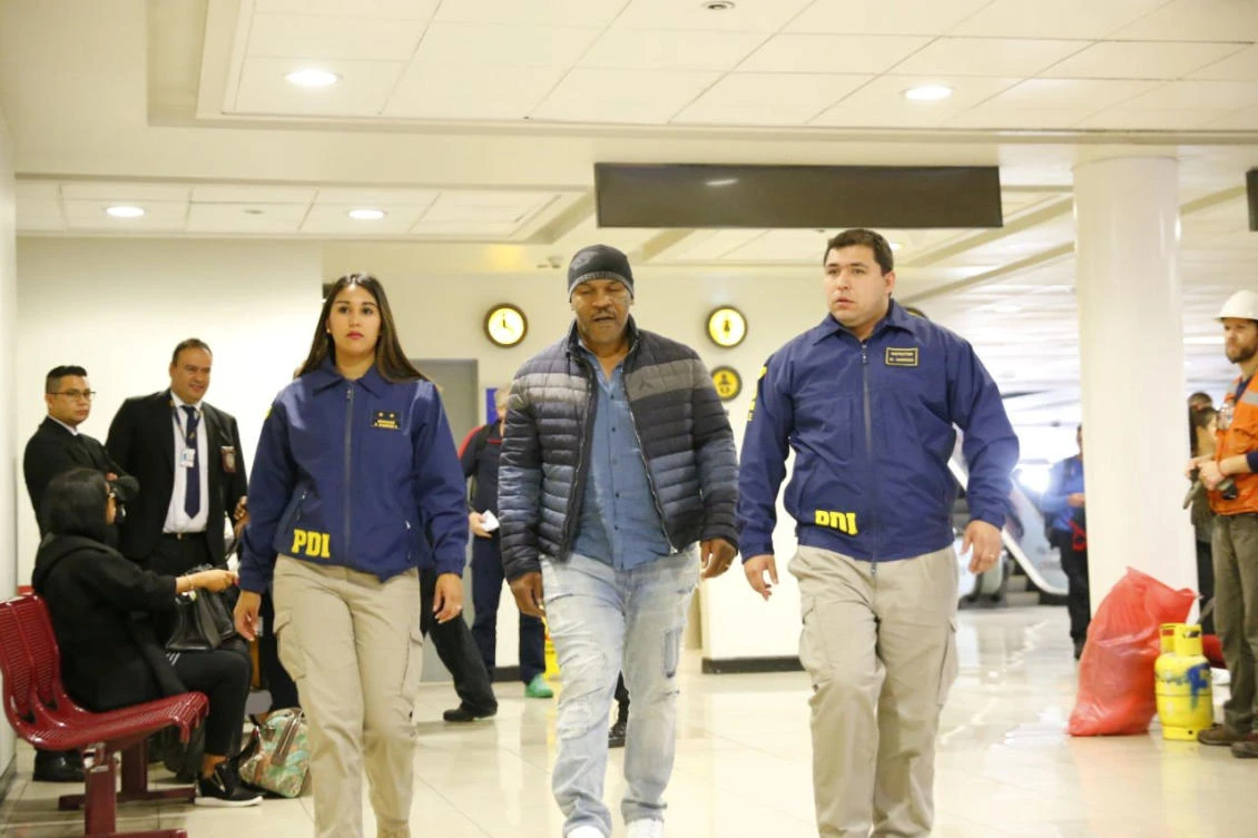 American boxer Mike Tyson (C) is escorted by members of the Investigative Police of Chile (PDI) at the Santiago International Airport in Santiago, Chile November 9, 2017. (Courtesy of Policia de Investigaciones de Chile/Handout via REUTERS)