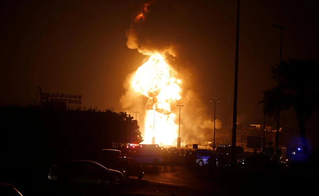 Emergency and rescue workers are seen blocking the road leading to a fire in at oil pipeline in Buri village south of Manama, Bahrain, on November 10, 2017. (REUTERS/Hamad I Mohammed)