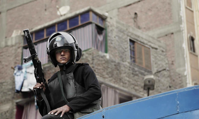 An Egyptian security officer guards a courthouse in Cairo in a file photo. (AP)