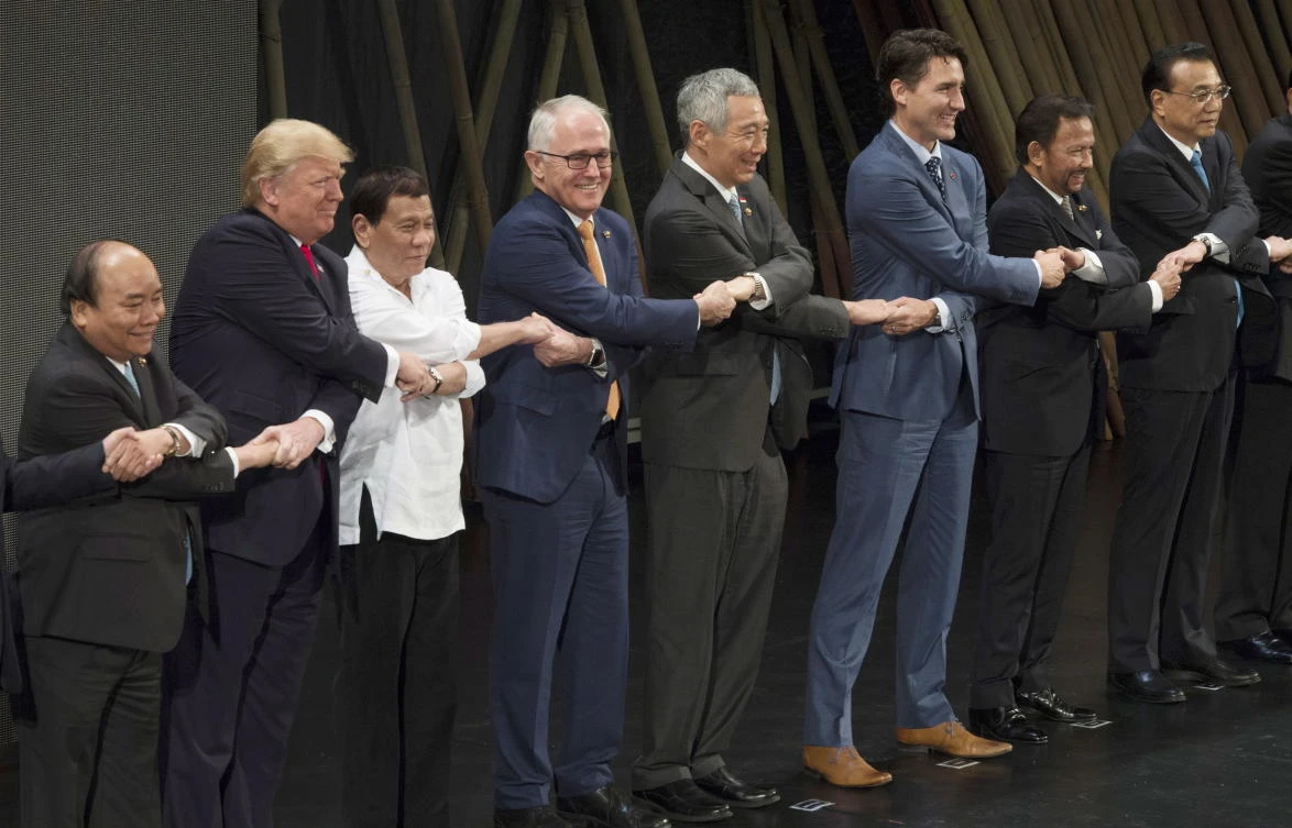 Canadian Prime Minister Justin Trudeau, center, and Donald Trump take part in a handshake with other leaders at the opening ceremony for the Association for Southeast Asian Nations (ASEAN) conference in Manila, Philippines, Monday, Nov. 13, 2017. (AP)