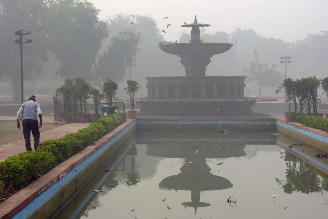 An Indian man walks amid heavy smog near India Gate in New Delhi on Nov. 13, 2017. Schools reopened in New Delhi on Nov. 13 despite a fresh spike in pollution to emergency levels, drawing protests from parents in the Indian capital who said the move put children’s health in jeopardy. (AFP/Dominique Faget)