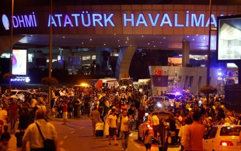 People leave Turkey’s largest airport, Istanbul Ataturk, Turkey, following a blast on June 28, 2016. (File photo by Reuters)
