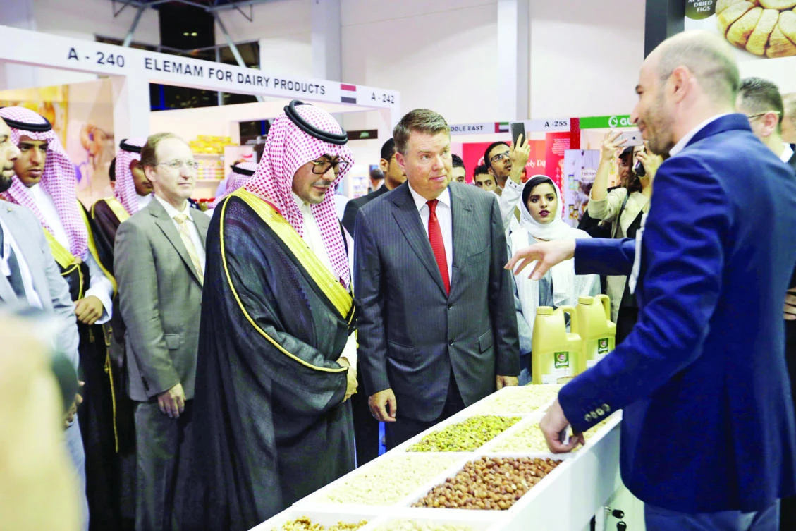 Prince Abdullah bin Saud bin Mohammed Al-Saud, chairman of the tourism and entertainment committee at the Jeddah Chamber of Commerce, visits the Saudi Foodex 2017 exhibition in Jeddah on Sunday. (AN photo by Mohammed Almanea)