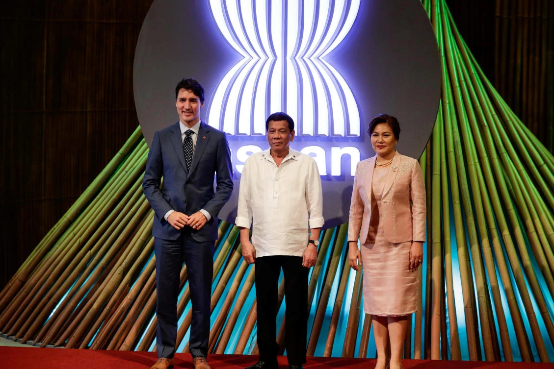 (L-R) Canadian Prime Minister Justin Trudeau, Philippine President Rodrigo Duterte and his partner Cielito Avanceno pose for photos before the opening ceremony of the 31st Association of Southeast Asian Nations (ASEAN) Summit in Manila, Philippines,13 November 2017. (Reuters)