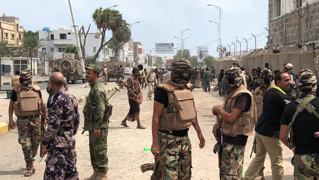 Yemeni men and security forces inspect the site of a suicide bombing in the southern port city of Aden, on Nov. 5, 2017. (AFP)