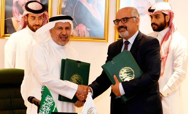 KSRelief General Supervisor Abdullah Al-Rabeeah shakes hands with the World Health Organization (WHO) representative after signing agreements for treating and preventing cholera in Yemen. (SPA)