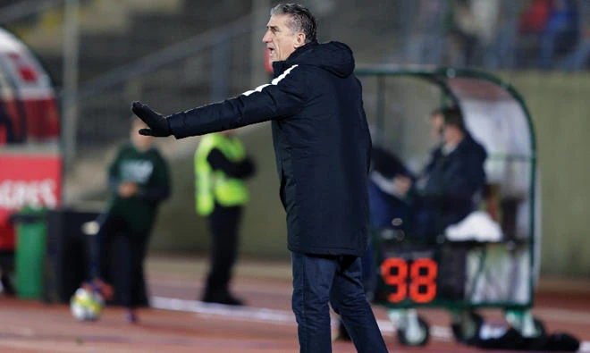 Edgardo Bauza won one and lost two during his three-game tour of western Europe. (AFP)
