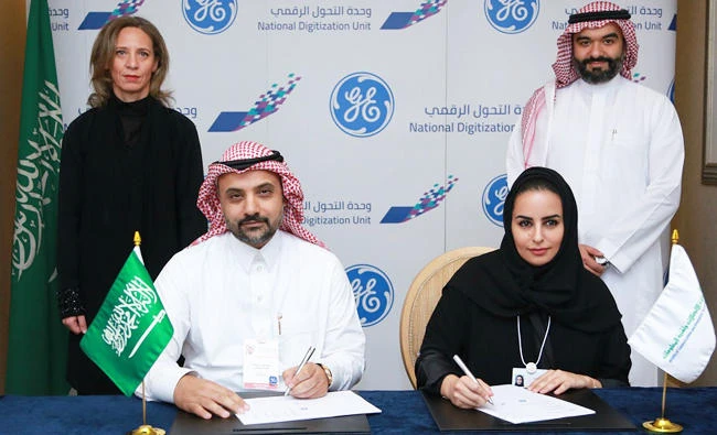 Deema Alyahya of NDU and Hisham Al-Bahkali of GE signing an MoU in the presence of Abdullah Alswaha, minister of communications and information technology, and Rania Rostom, CEO, GE MENAT. (AN photo)