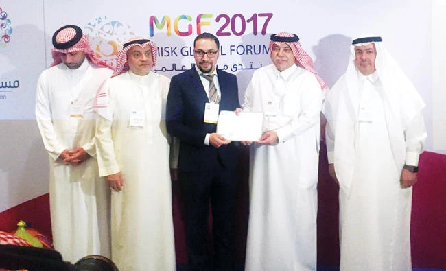 Minister of Commerce and Investment Dr. Majid Al-Qassabi hands the copy of a license to a foreign entrepreneur on the sidelines of the Second Misk Global Forum in Riyadh on Wednesday. (AN photo)