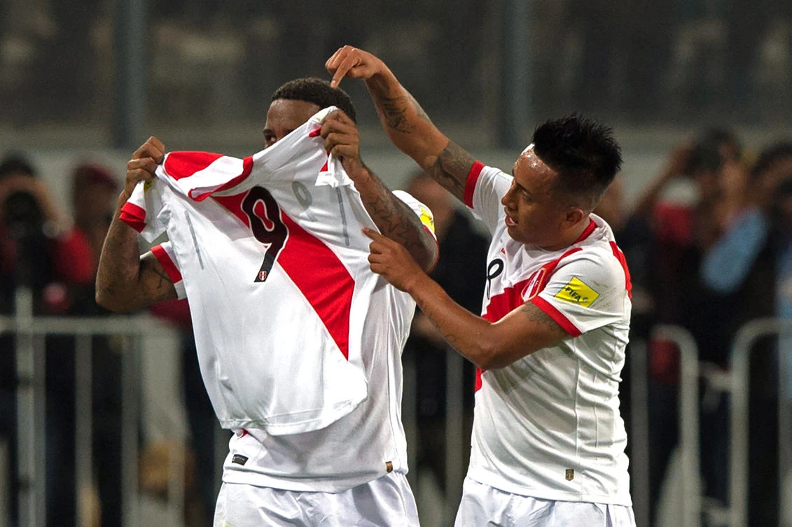 Peru’s Christian Cueva (R) and Jefferson Farfan show a number nine jersey in support of their suspended teammate Paolo Guerrero, during their 2018 World Cup qualifying play-off second leg football match against New Zealand in Lima, Peru, on November 15, 2017. (AFP/Ernesto Benavides)
