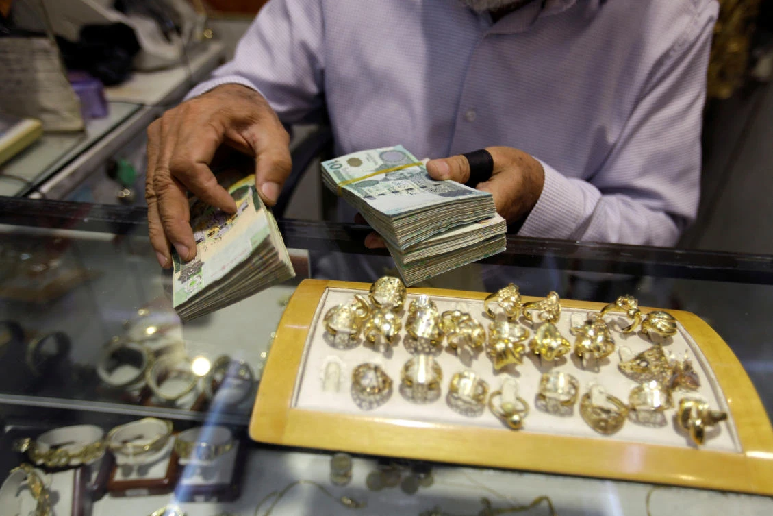 A man displays Libyan Dinar banknotes in a jewelry store in the old city of Tripoli, Libya October 26, 2017. Picture taken October 26, 2017. (Reuters/Ismail Zitouny)