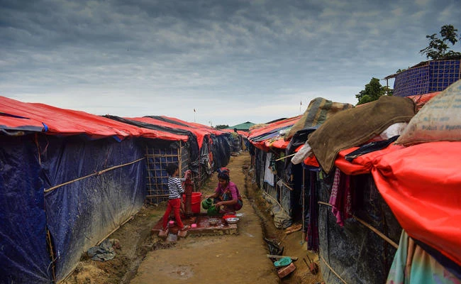 A Rohingya refugee woman washes clothes at Thankhali refugee camp in the Bangladeshi district of Ukhia on Thursday, November 16, 2017. (AFP / Munir Uz Zaman)