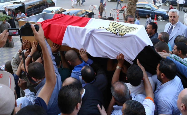 People carry the coffin of Egyptian police officer Ahmed Fayez, who was attacked with other security forces by militants in Egypt's western desert, in El Hosary Mosque outside Cairo, Egypt October 21, 2017. (REUTERS/Eslam Gomaa/File Photo)