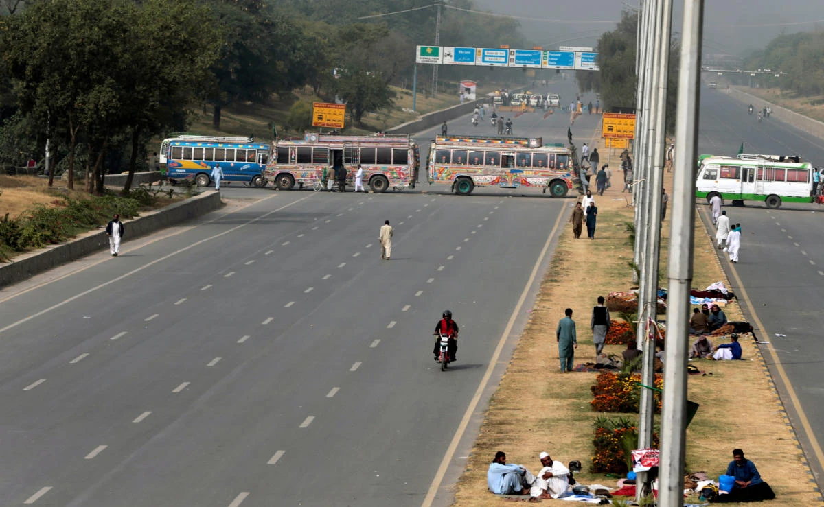 Busses block a highway to Islamabad as members of the Tehreek-e-Labaik Pakistan far right Islamist political party hold a sit-in in Rawalpindi, Pakistan on November 10, 2017. (File photo by Reuters)
