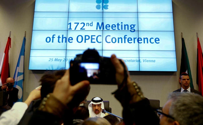 Saudi Arabia's Energy Minister Khalid al-Falih talks to journalists before the beginning of a meeting of the Organization of the Petroleum Exporting Countries (OPEC) in Vienna, Austria, on May 25, 2017. (REUTERS/Leonhard Foeger/File Photo)