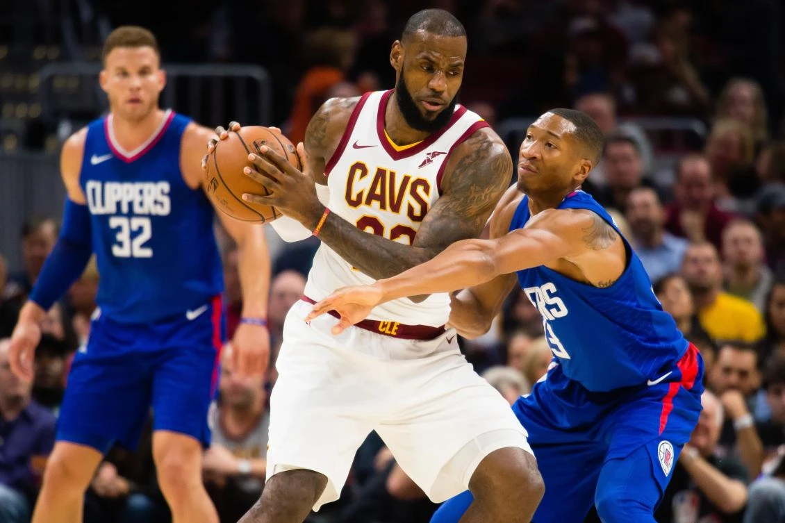 Wesley Johnson defends LeBron James during the LA Clippers-Cavaliers NBA game at Quicken Loans Arena in Cleveland on Friday. (Getty Images/AFP)