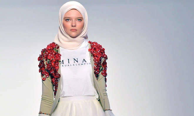 A model presents on the catwalk a creation of Minaz during the Arab Fashion Week
in Dubai on
Friday. (AFP)