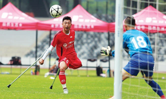 He Yiyi in amateur league action (AFP)