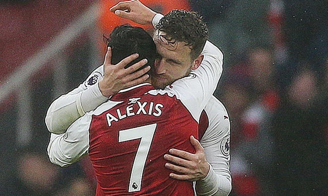 Goalscorers Shkodran Mustafi and Alexis Sanchez celebrate the win at the Emirates Stadium. (AFP)