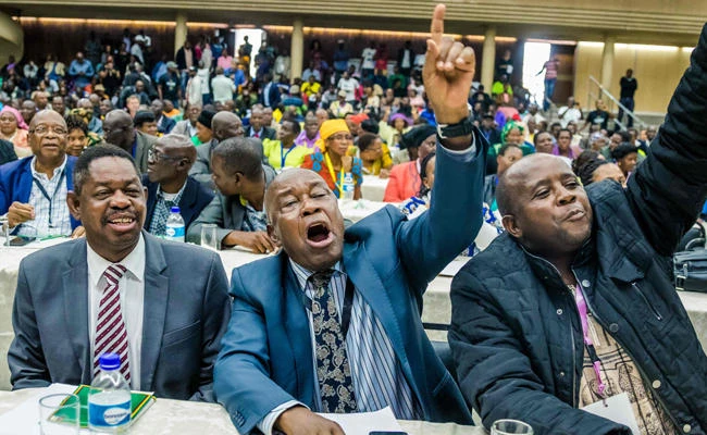 War Veterans leader Christopher Mutsvangwa (C) celebrates the dismissal of the president of the ruling ZANU-PF party on November 19, 2017 in Harare. (AFP)