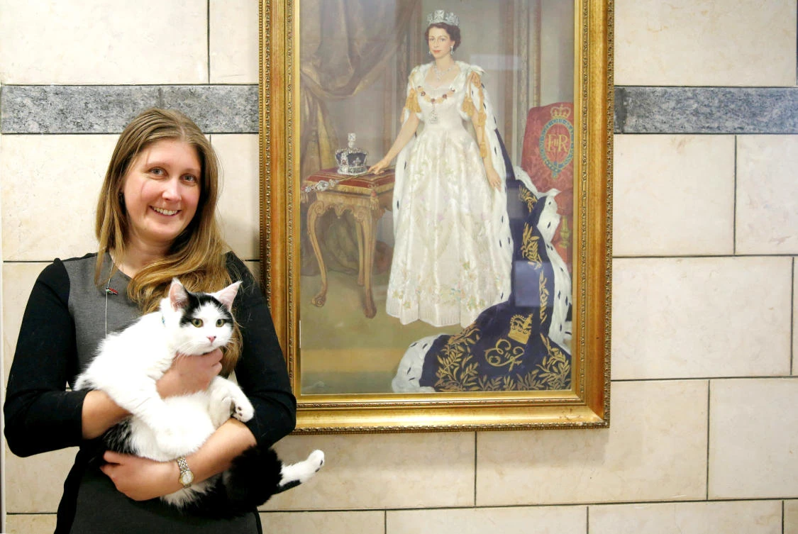 Laura Dauban, deputy ambassador of the UK to Jordan, poses with Lawrence of Abdoun.