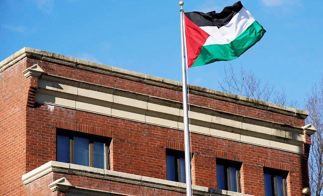 Palestinian flag waves at Palestine Liberation Organization office in Washington, U.S., in this November 19, 2017 photo. (REUTERS)