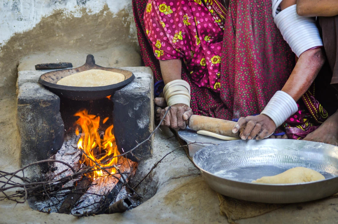 A woman in a village in Rajasthan cooks. (Shutterstock)