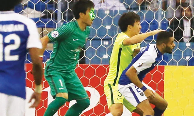 A laser appears to have been shone in the face of the Urawa Reds keeper. (Sponichi)