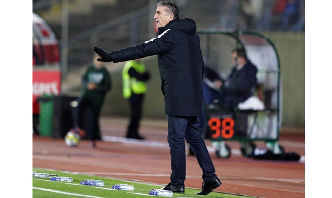 Saudi Arabia's national football team coach Edgardo Bauza in action during the International Friendly between Portugal and Saudi Arabia in Viseu, Portugal, on November 10, 2017. (REUTERS/Rafael Marchante)