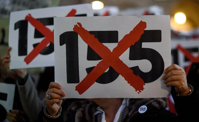 People hold placards against the Article 155 of the Spanish constitution, which Madrid has used to impose direct rule over the semi-autonomous Catalonia region, during a demonstration called by employees of the Generalitat (Government of Catalonia) at the Sant Jaume square in Barcelona on November 21, 2017. (AFP / Josep Lago)