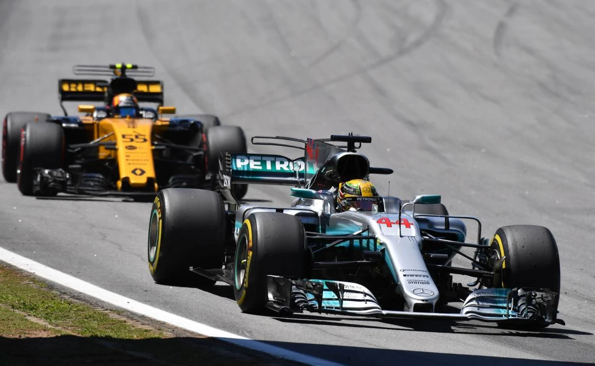 Mercedes’ British driver Lewis Hamilton (R) powers hois car ahead of Toro Rosso’s Spanish driver Carlos Sainz Jr during the Brazilian Formula One Grand Prix, at the Interlagos circuit in Sao Paulo, Brazil, on November 12, 2017. (AFP/Nelson Almeida)