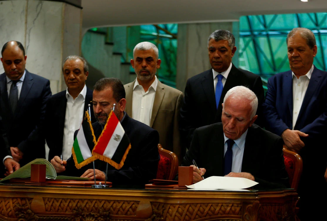 Head of Hamas delegation Saleh Arouri and Fatah leader Azzam Ahmad sign a reconciliation deal in Cairo, Egypt, Oct. 12, 2017. (Reuters/Amr Abdallah Dalsh)