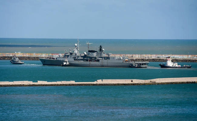 Argentina's Navy destroyer ARA Sarandi sails off to take part in the search of missing submarine ARA San Juan, from the north breakwater of Argentina's Navy base in Mar del Plata, on the Atlantic coast south of Buenos Aires, on November 21, 2017. (AFP / EITAN ABRAMOVICH)