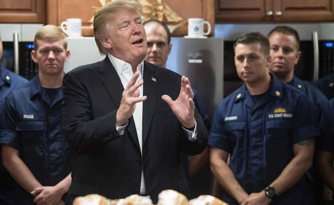 US President Donald Trump visits members of the US Coast Guard at Station Lake Worth Inlet in Riviera Beach, Florida on Thanksgiving Day on Thursday, November 23, 2017. (AFP / NICHOLAS KAMM)