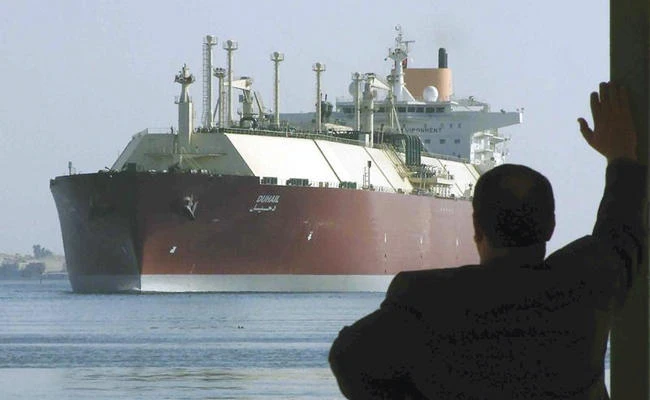 A liquefied natural gas (LNG) tanker crosses through the Suez Canal. (Reuters)