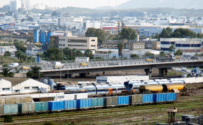 Freight wagons are seen at the train station in Tunis, Tunisia, on November 16, 2017. Tunisia plans to slightly increase bread prices for the first time since its 2011 revolution and sell Eurobonds worth €500 million as it seeks to slash a budget deficit. (REUTERS/Zoubeir Souissi)