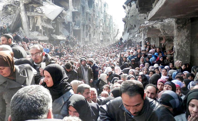 Refugees in the Yarmouk camp in Syria wait for food aid in this file photo. (Photo courtesy: UNRWA)