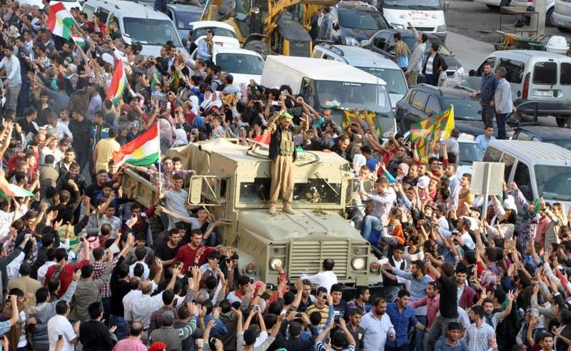 A convoy of peshmerga vehicles is escorted by Turkish Kurds on their way to the Turkish-Syrian border, in Kiziltepe near the southeastern city of Mardin October 29, 2014. (File photo by Reuters)