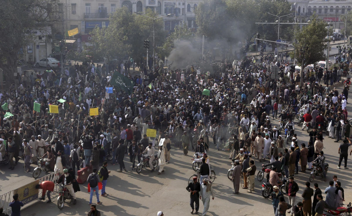 This photo taken in Peshawar shows supporters of religious groups burn tires at a rally to express solidarity with protesters blocking the main highway in Islamabad, on Saturday, November 25, 2017. (AP)