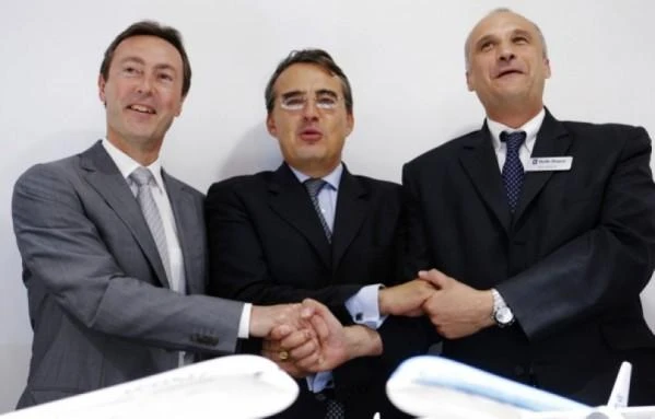 Airbus’ President and CEO Fabrice Bregier (L-R), Air France-KLM incoming Chief Executive Alexandre de Juniac and Rolls-Royce’s President of Civil Large Engines Eric Schulz, shake hands after a signing ceremony at the 50th Paris Air Show, at the Le Bourget airport near Paris on June 19, 2013. (File photo by Reuters)