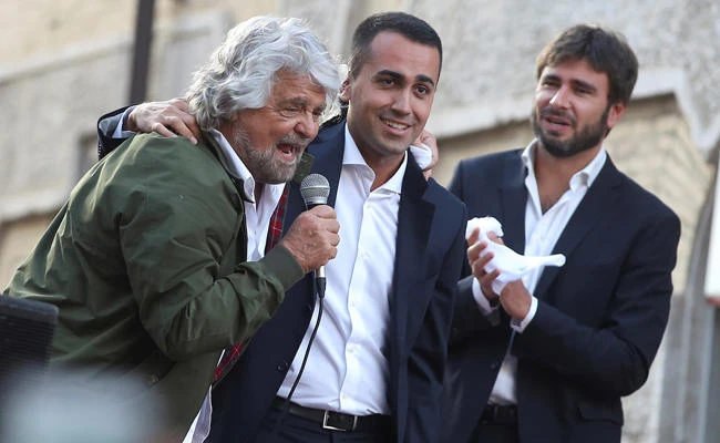 5-Star movement members Beppe Grillo (L), Luigi Di Maio (C) and Alessandro Di Battista attend a demonstration against the new electoral law in downtown Rome, Italy, on October 25, 2017. (REUTERS/Tony Gentile/File Photo)