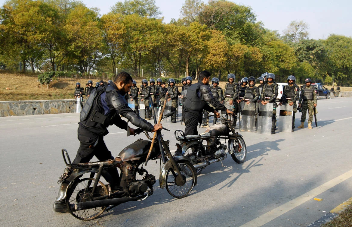Police retrieve their motorcycles which were burned during clashes with protesters near the Faizabad junction in Islamabad, Pakistan November 26, 2017. (REUTERS/Caren Firouz)