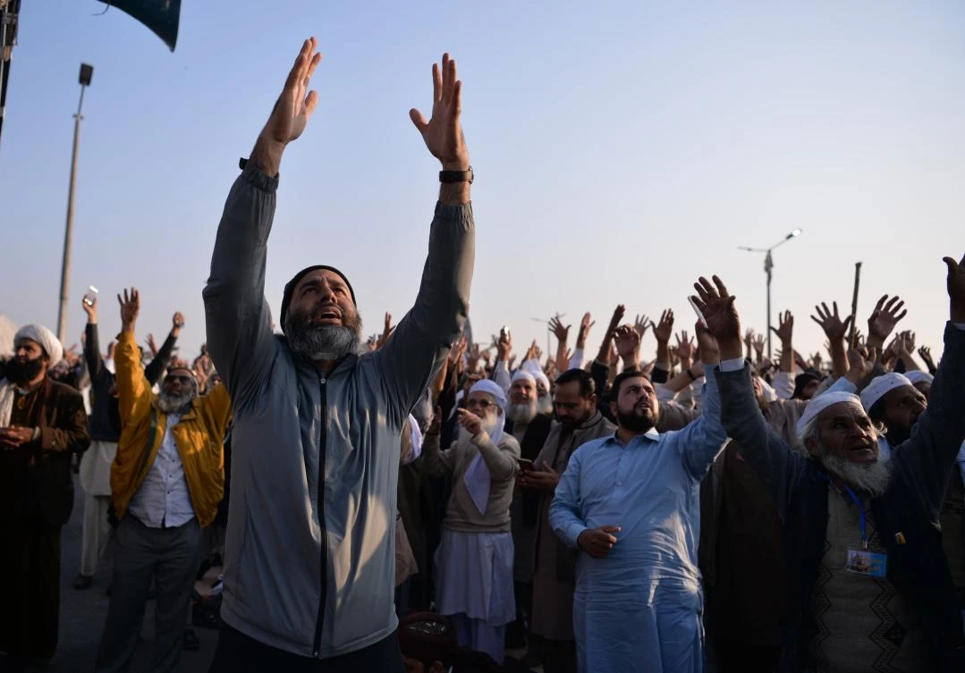 Pakistani Islamist group to call off protests in capital after govt deal