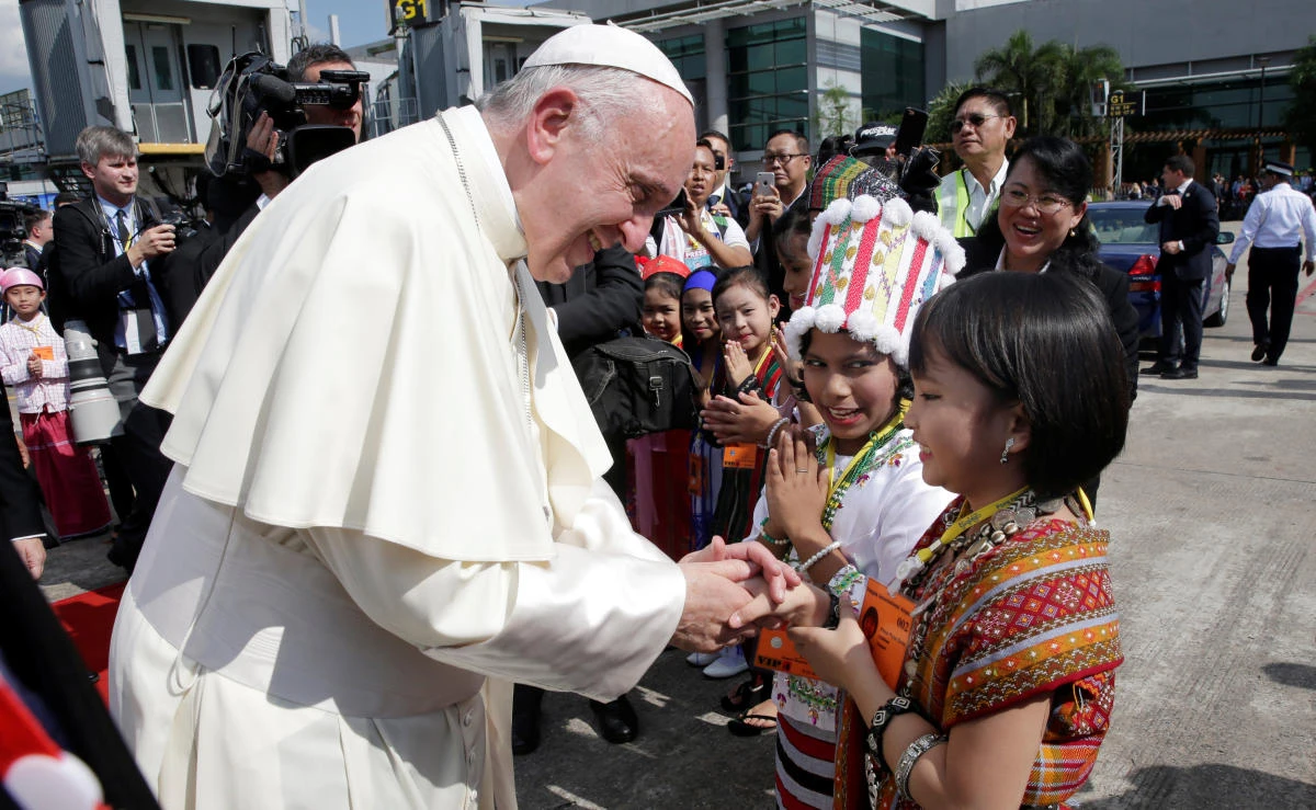 Pope Francis arrives at Yangon International Airport, Myanmar on November 27, 2017. (REUTERS)