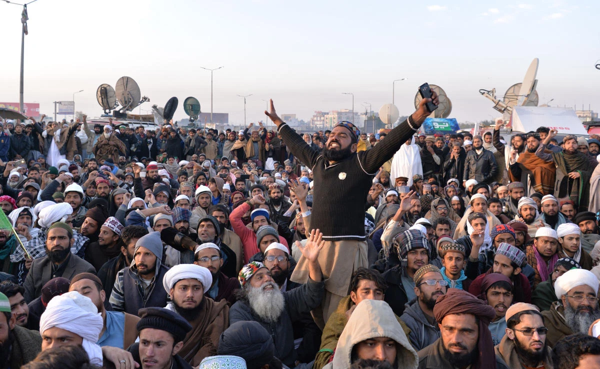 Pakistan minister resigns as officials bow to Islamists’ demands