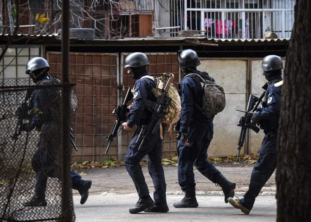 Georgian armed counter-terrorist units move around an apartment block in Tbilisi on November 22, 2017, as part of a special operation. Explosions and gunfire were heard in the Georgian capital on, as armed counter-terrorist units raided a multi-storey apartment block on the outskirts of the city. Georgia's state security service said that unspecified suspects opened fire on its counter-terrorist units that were conducting a special operation on the outskirts of Tbilisi. (AFP)