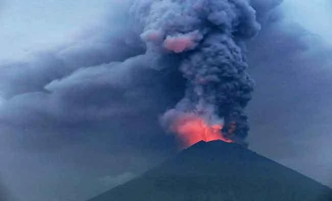 Glowing light of hot lava is seen during the eruption of Mount Agung as seen from Amed in Karangasem, Bali, Indonesia, on Monday. (REUTERS)