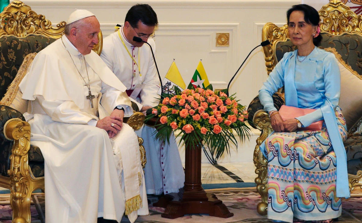 Pope Francis, left, speaks with Myanmar’s civilian leader Aung San Suu Kyi during their meeting in Naypyidaw on November 28, 2017. (AFP)