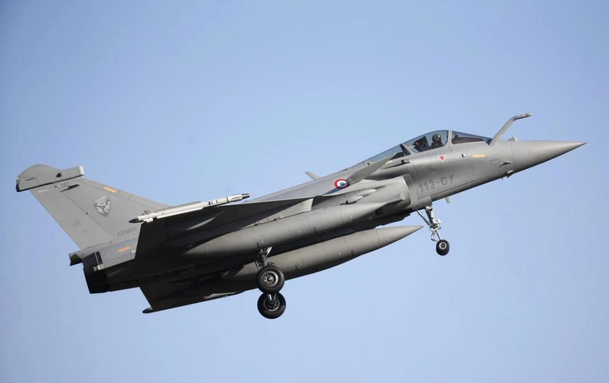 A Rafale fighter jet prepares to land at the air base in Saint-Dizier, France, in this February 13, 2015. (File photo by Reuters)