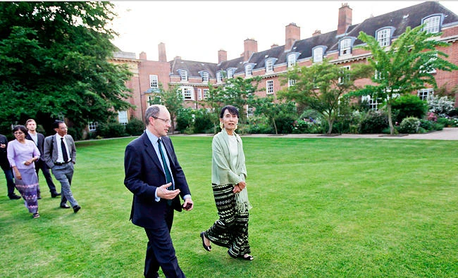 This file photo taken on June 19, 2012 shows Myanmar leader Aung San Suu Kyi (C) attending a reception at St Hugh's College in Oxford, northwest of London. (AFP)